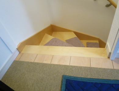 １階へ下りる階段口　木下地に壁紙貼り完了