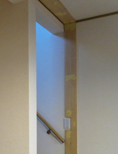 天井の補強板取り付けと、壁の隙間塞ぎの取り付け。